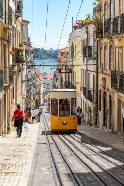 Lisboa, Portekiz - Haziran 04, 2024 - Lisboa, Portekiz 'deki tarihi yükseliş, arka planda Tajo nehri