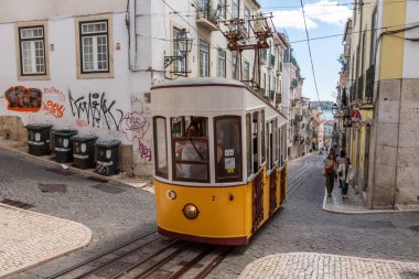 Lisboa, Portekiz - Haziran 04, 2024 - İkonik tarihi Ascensor da Bica eski kasaba Lisboa, Portekiz, Tajo nehri arka planda