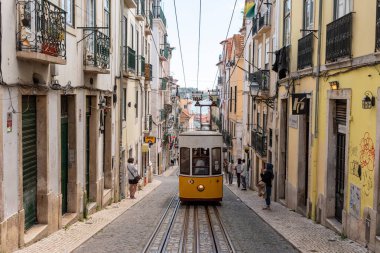 Lisboa, Portekiz - Haziran 04, 2024 - İkonik tarihi Ascensor da Bica eski kasaba Lisboa, Portekiz, Tajo nehri arka planda