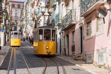 Lisboa, Portekiz - Haziran 04, 2024 - Portekiz 'in eski Lisboa kentindeki Tarihi Füniküler da Bica