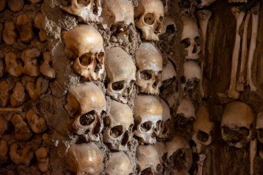 Evora, Portekiz - Haziran 06, 2024 - Portekiz 'in Evora kentindeki Saint Franciscus kilisesindeki Kemik Şapeli, keşişlerin kemikleriyle inşa edildi