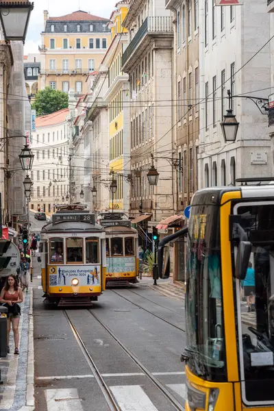 Lisboa, Portekiz - Haziran 04, 2024 - Portekiz 'in başkenti Lisboa' daki Conceicao caddesinden geçen tarihi bir tramvay