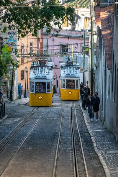 Lisboa, Portekiz - Haziran 04, 2024 - Lisboa şehir merkezindeki Iconic Elevador da Gloria, Portekiz caddesi boyunca ilerliyor