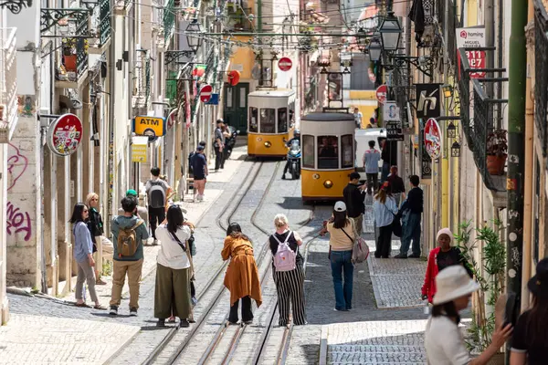 Lisboa, Portekiz - Haziran 04, 2024 - İkonik tarihi Ascensor da Bica eski kasaba Lisboa, Portekiz, Tajo nehri arka planda