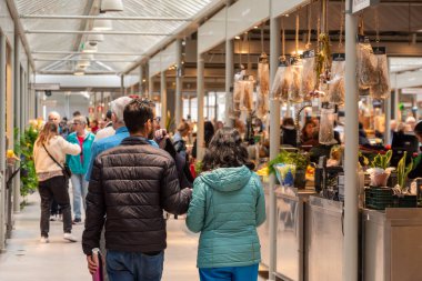 Porto, Portekiz - Mai 25, 2024 Porto, Portekiz 'deki Balhao pazarında yürüyen insanlar