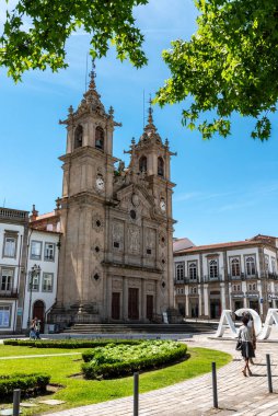 Braga, Portekiz - Mai 22, 2024 - Saint Michael Kilisesi Braga, Portekiz 'de güneşli bir yaz gününde