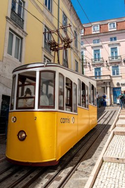 Lizbon, Portekiz - Mai 29, 2024 - Iconic tarihi Ascensor da Bica eski Lizbon, Portekiz, Tajo nehri arka planda
