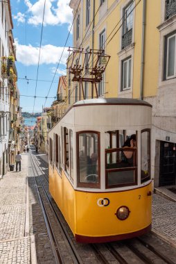 Lizbon, Portekiz - Mai 29, 2024 - Iconic tarihi Ascensor da Bica eski Lizbon, Portekiz, Tajo nehri arka planda
