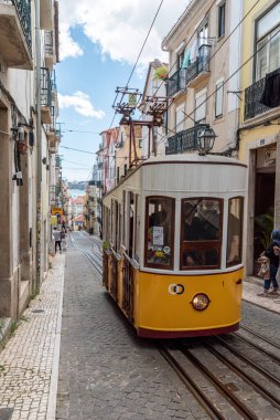 Lizbon, Portekiz - Mai 29, 2024 - Iconic tarihi Ascensor da Bica eski Lizbon, Portekiz, Tajo nehri arka planda