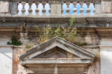 Lizbon, Portekiz - Mai 29, 2024 - Lizbon, Portekiz 'deki Grace manastırının avlusunda mimari barok detayı