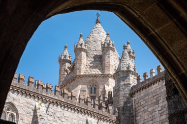 Evora, Portekiz - Mai 29, 2024 - Evora katedralinin avlusu, Portekiz