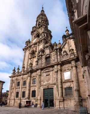 Santiago de Compostela, İspanya - Mai 21, 2024 - Galiçya, İspanya 'daki Santiago de Compostela' daki ünlü katedralin güney cephesinin muhteşem mimari ayrıntıları