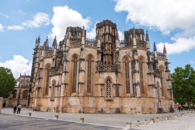 Batalha, Portekiz - Mai 27, 2024 - Batalha 'daki Santa Maria da Vitoria Manastırı Manueline Gotik Başyapıtı, Portekiz' in bitmemiş kilisesinin ön cephesinde manzara