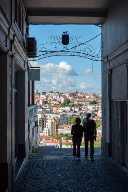 Lizbon, Portekiz - Mai 28, 2024 - Lizbon 'un Bairro Alto ilçesinde yürüyen turistler