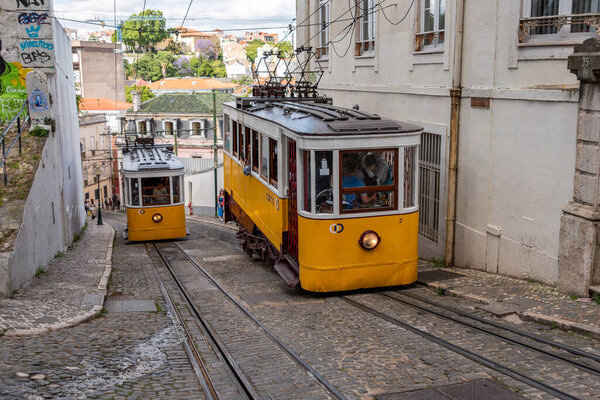 Лисбон, Португалия - 29 сентября 2024 года - "Асенсор да Глория" в центре города Лисбон, Португалия