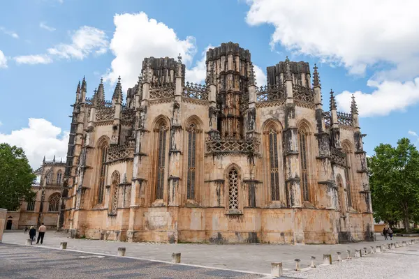 Batalha, Portekiz - Mai 27, 2024 - Batalha 'daki Santa Maria da Vitoria Manastırı Manueline Gotik Başyapıtı, Portekiz' in bitmemiş kilisesinin ön cephesinde manzara