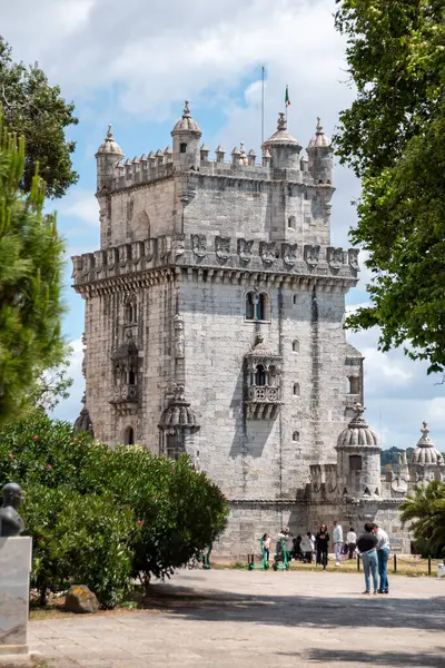 Lizbon, Portekiz - Mai 28, 2024 - Lisboa 'da ünlü Torre de Belem, ikonik manueline gotik mimarisi, Portekiz