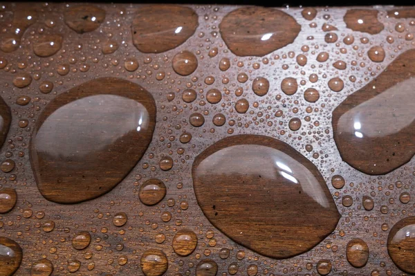 Gotas Agua Grandes Sobre Tablón Madera Marrón — Foto de Stock