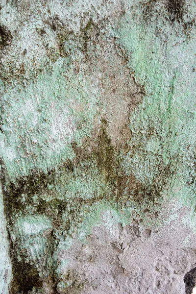Oude Betonnen Muur Met Barsten Zwarte Groene Schimmelstrepen — Stockfoto