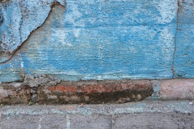 Siyah küf arkaplan desenli açık mavi beton bir duvar.