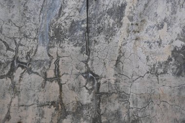 Çatlak, küf arkaplanı ve duvar kağıdı dokusuyla eski gri beton duvar.