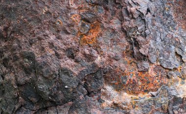 Derin yarıklara sahip çok renkli taş duvar grunge arkaplan ve duvar kağıdı dokusu