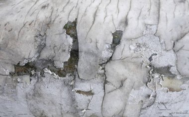 Derin yarıkları ve çatlakları olan eski beyaz ve gri beton duvar Grunge arka planı ve duvar kağıdı dokusu