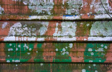 Sıkıntılı beyaz, yeşil ve kahverengi, bükülmüş metal panel grunge arkaplan dokusu