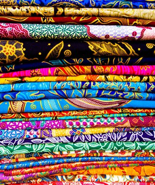 Bali Endonezya 'daki saronglar için katlanmış renkli kumaş yığını