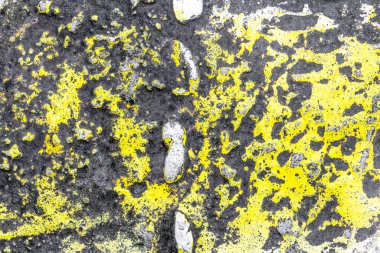 Sarı ve beyaz arkaplan ve duvar kağıdı dokusuna sahip siyah beton kaldırım