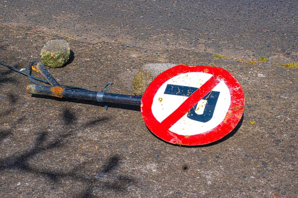 Красно Белый Круглый Знака Парковки Черным Ржавым Шестом Лежащим Тротуаре — стоковое фото