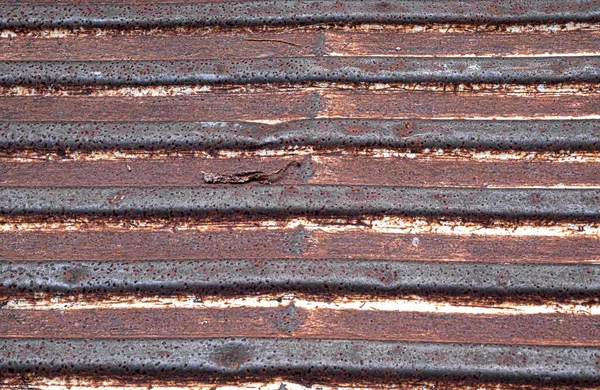 Korozyjne Rdzewiałe Faliste Aluminiowe Panele Tekstury Tła — Zdjęcie stockowe