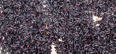 Bali, Endonezya 'da güneşte kuruyan siyah pirinç yığınını beyaz tuval üzerinde kapat