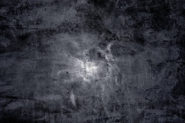 Фоновая текстура бетонной стены окрашена в черный цвет с белым светом, сияющим в центре изображения.