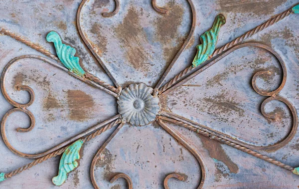 Lavanda Pintado Portão Cobre Com Hastes Torcidas Dobradas Design Flor — Fotografia de Stock