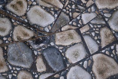 Beton kaldırım üzerindeki taş taş parçalarının mozaik deseni