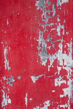 Eski kırmızı boyalı ve çizikli kapı soyma. Arkaplan grunge dokusu