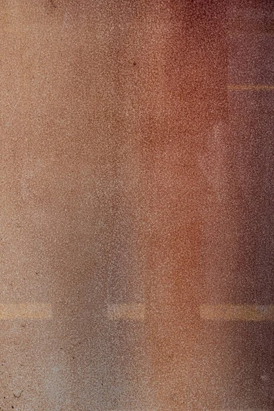 錆で覆われた金属のシートとフレームの底に3つの色あせたダッシュライン — ストック写真