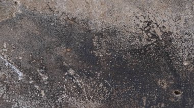 Küf lekeli kirli, siyah ve gri beton duvarı kapatın. Arkaplan ve duvar kağıdı grunge dokusu.