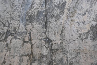 Çatlak ve siyah lekeli eski beton duvar. Arka plan ve duvar kağıdı dokusu.