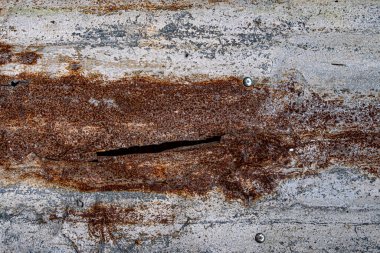 Dar arkaplan ve duvar kağıdı dokusuna sahip paslı metal panel