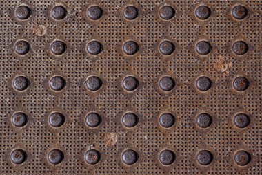 Yüksek noktalı paslı metal panel Kanalizasyon kapağı arka plan ve duvar kağıdı dokusu