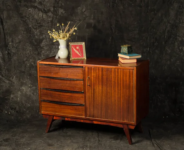 Koyu arkaplanda eski mobilyalar