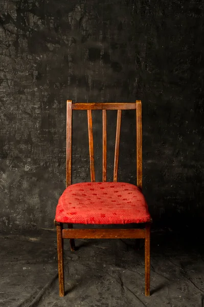 Koyu arkaplanda eski mobilyalar