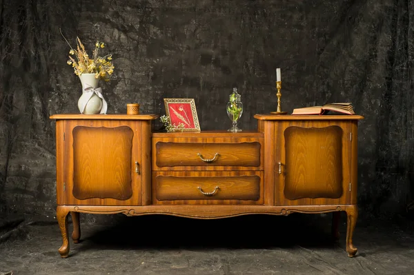 Koyu arkaplanda eski mobilyalar