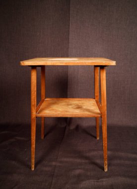 Koyu arkaplanda klasik mobilyalar.