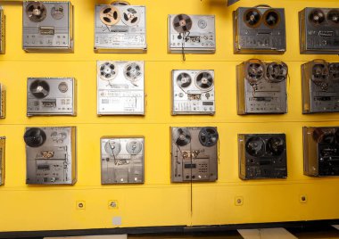 Fabrikadaki eski radyo.