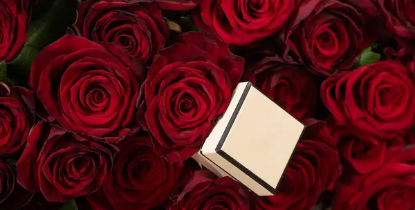 Bir buket gül ve Sevgililer Günü için fotokopi alanı olan boş kart, Sevgililer Günü konsepti