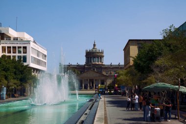 Guadalajara, Jalisco / Mexico - 17 Nisan 2023: Dansçıların Kaynağı ve arka planda Bakımevi Kabinlerinin ön yüzü.