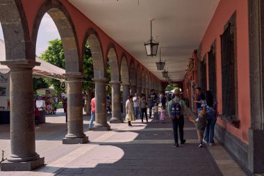 Tlaquepaque, Jalisco, Meksika - 17 Nisan 2023: Tlaquepaque Belediye Başkanlığı Ticari Geçidi.